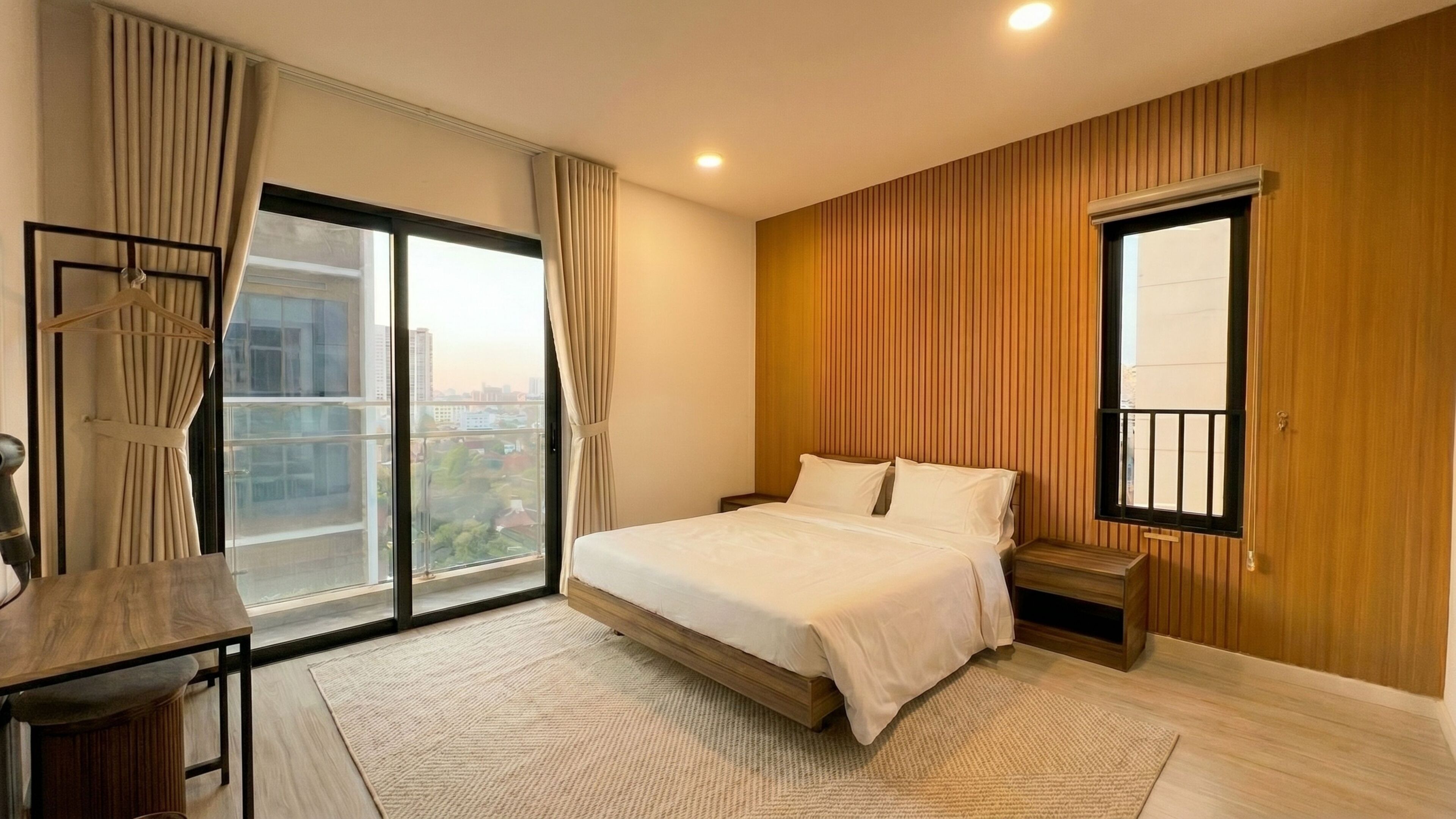Suite Deluxe, balcón, vistas a la ciudad | Sábanas de algodón egipcio y ropa de cama de alta calidad