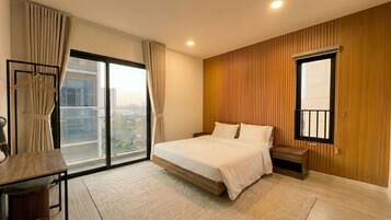 Deluxe Suite, Balcony, City View | Egyptian cotton sheets, premium bedding, iron/ironing board, free WiFi