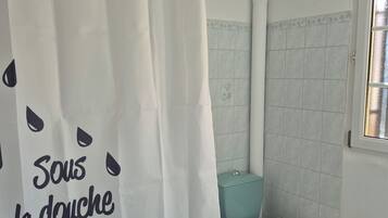 SĂšche-cheveux, serviettes fournies, papier toilette