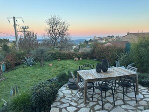 Outdoor dining - Vrbo Property (Cabris)