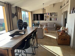 TV, books - Rent house with garden two minutes walk from the village (Cabris)