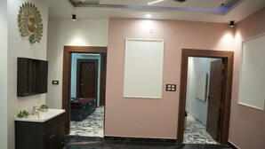 Ein modernes Badezimmer mit dunklem Marmorboden, einem weißen Waschbecken und einer Wanddekoration.