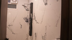 Ein Badezimmer mit Toilette, Waschbecken und Dusche.