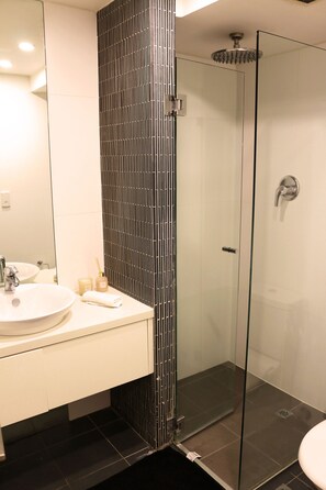 Towels, toilet paper - Beautiful SYD Central 3Bedrooms Home w free Parking (Redfern)