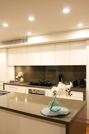 Private kitchen - Beautiful SYD Central 3Bedrooms Home w free Parking (Redfern)