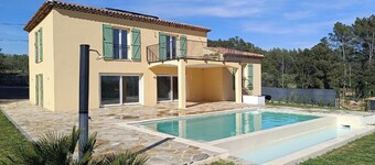 Quiet and spacious 208 m² villa with swimming pool & air conditioning