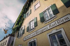 Un edificio con un letrero que dice 'Halthof und Metzgerei Karl Diem'.