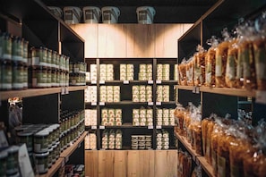 Tienda con estantes llenos de conservas y productos envasados.