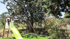 A playground with a slide and swings. - Spacious family villa with pool in the heart of green Provence, 4 bedrooms (Saint-Maximin-la-Sainte-Baume)