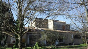 A two-story building with a tiled roof, surrounded by trees and grass. - Spacious family villa with pool in the heart of green Provence, 4 bedrooms (Saint-Maximin-la-Sainte-Baume)