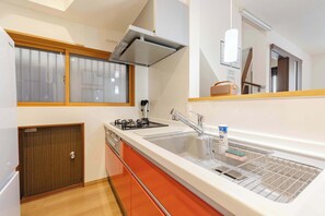 Private kitchen - NEW! Direct access to Tokyo, Ueno, Asakusa / Ideal for families & groups / Private detached house / Comfortable stay in a quiet residential area (Adachi City)