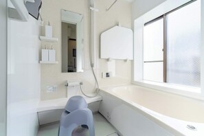Shower, hair dryer, shampoo - NEW! Direct access to Tokyo, Ueno, Asakusa / Ideal for families & groups / Private detached house / Comfortable stay in a quiet residential area (Adachi City)