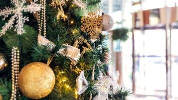 Un sapin de Noël décoré de différents ornements.