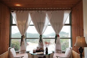 Habitació triple, balcó, vistes a la muntanya | Interior