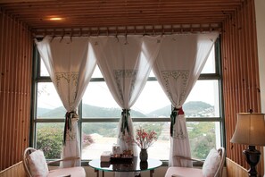 Chambre Triple, balcon, vue montagne | Intérieur