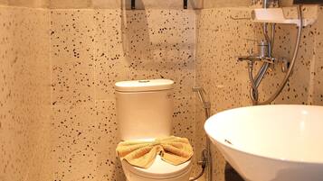 Kamar Double Basic, balkon, pemandangan gunung | Kamar mandi