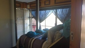 Room, Multiple Bedrooms, Patio - Room-charming B&B Room With Private Entr (East London)