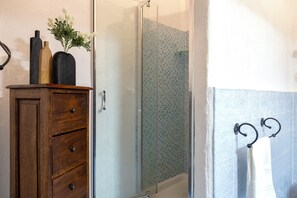 Shower, hair dryer, bidet, towels - Villa del Conte | Exclusive Villa with Private Pool & Panoramic Garden (Alghero)