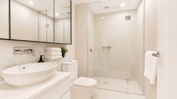 Deluxe Apartment, Balcony, Bay View | Bathroom | Combined shower/bathtub, free toiletries, hair dryer, soap