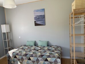 1 slaapkamer, een strijkplank/strijkijzer, internet, beddengoed