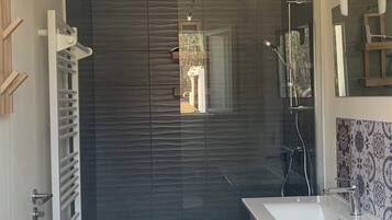 Een haardroger, handdoeken, zeep, toiletpapier