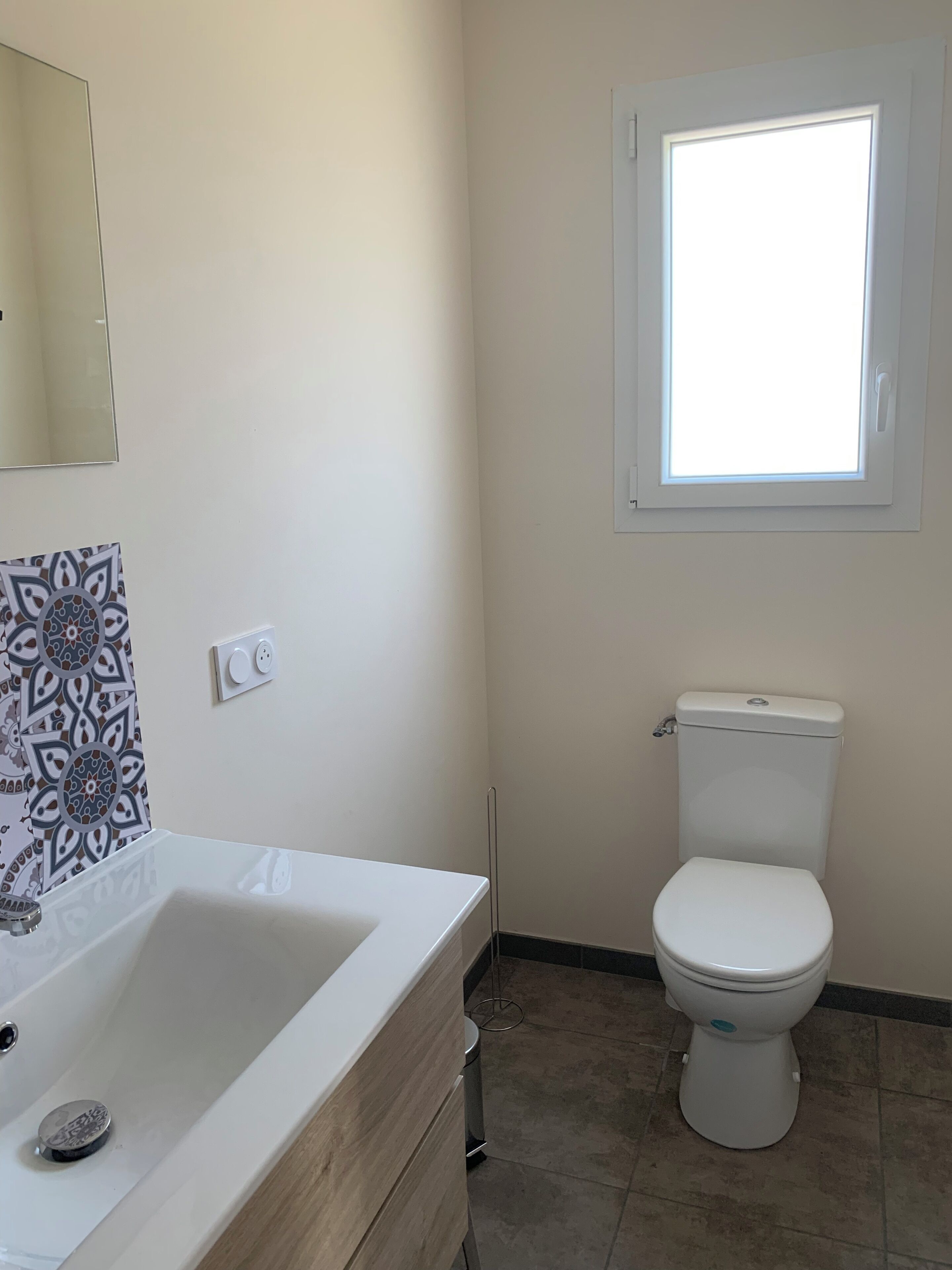 Een haardroger, handdoeken, zeep, toiletpapier