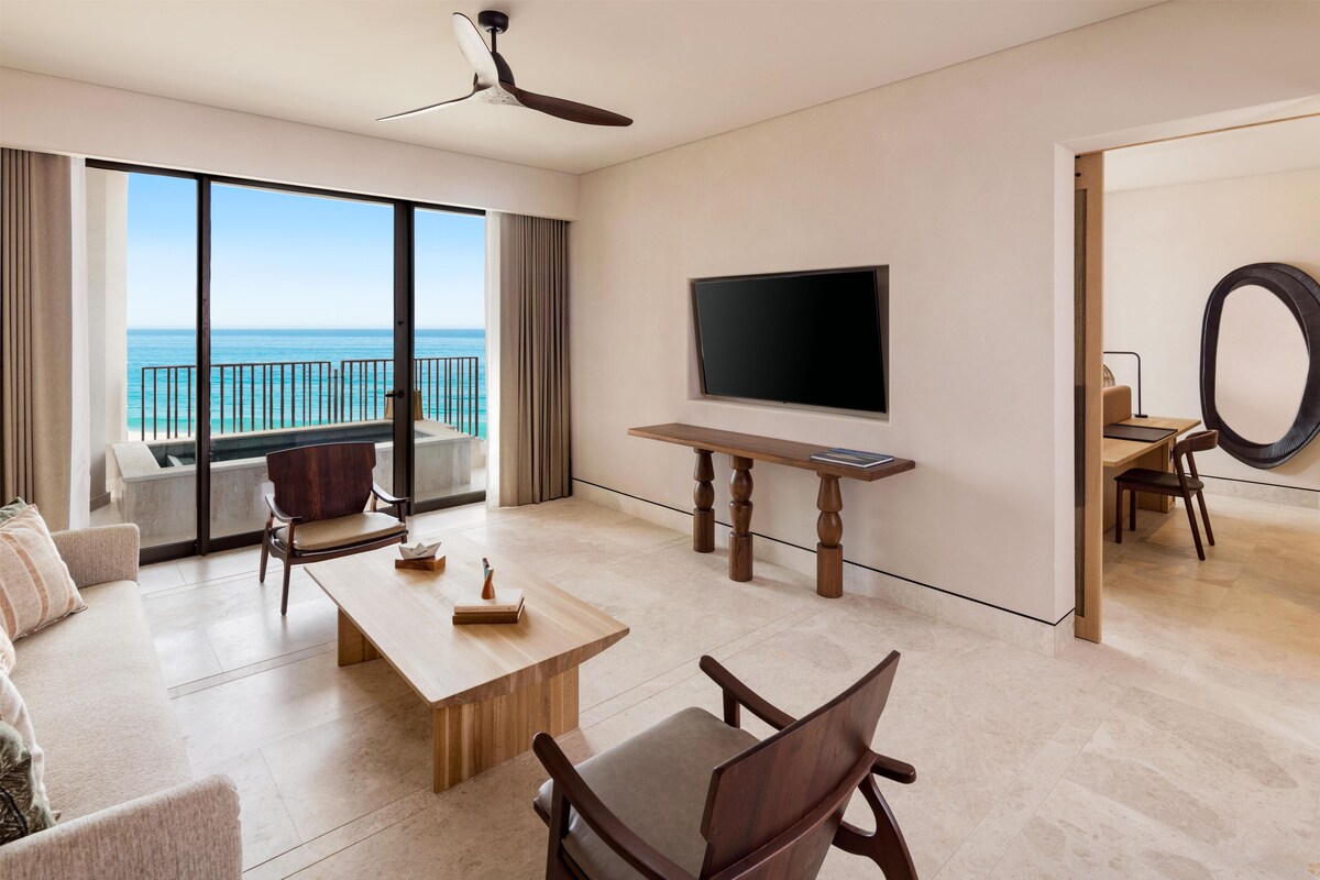 Phòng Suite, 1 phòng ngủ, quang cảnh biển (Primary w Plunge Pool) | Minibar, két bảo mật tại phòng, khu vực làm vi  ệc phù hợp cho laptop 