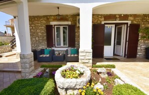 Exterior detail - Bright flat with sea view terrace (Umag)