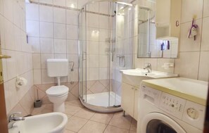 Douche, sèche-cheveux, serviettes fournies