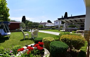 Outdoor dining - Bright flat with sea view terrace (Umag)