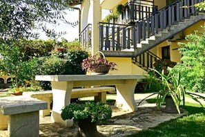 Outdoor dining - Umag flat near center and beach (Umag)