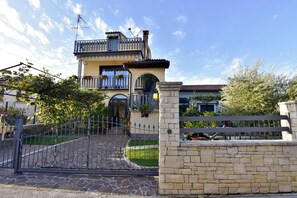 Exterior - Comfy apartment with terrace and BBQ (Umag)