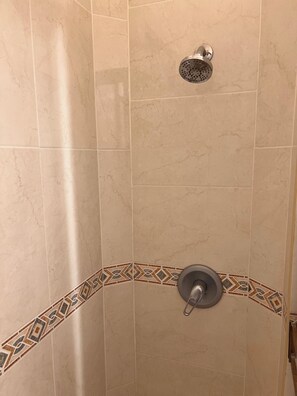 Dusche, Handtücher, Seife, Toilettenpapier