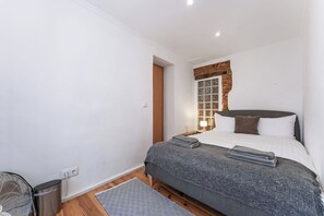 2 habitaciones, tabla de planchar con plancha, wifi y ropa de cama 
