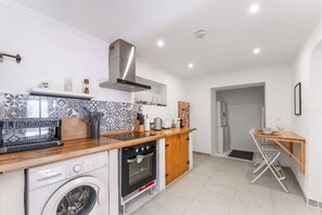 Private kitchen - Center of Lagos Stay: Old Town & Beaches (Lagos)