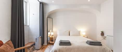2 habitaciones, tabla de planchar con plancha, wifi y ropa de cama