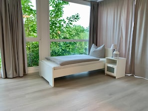 4 室のベッドルーム、デスク、WiFi (無料)、ベッドシーツ