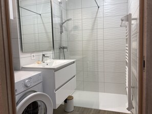 Shower, hair dryer - 2 new rooms overlooking the ski slopes (Le Lioran)