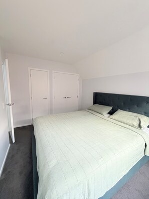 Room - Modern Townhouse near by bus stop and mall. 10 minutes walk to ocean. (Lower Hutt)