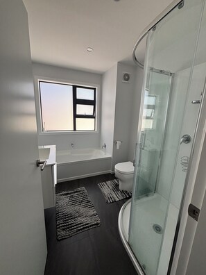 Bathroom - Modern Townhouse near by bus stop and mall. 10 minutes walk to ocean. (Lower Hutt)