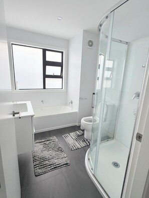 Bathroom - Modern Townhouse near by bus stop and mall. 10 minutes walk to ocean. (Lower Hutt)