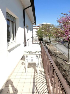 Outdoor dining - Bright three guests flat in Lignano (Lignano Sabbiadoro)
