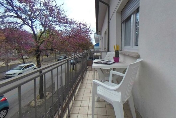 Outdoor dining - Functional three guests flat (Lignano Sabbiadoro)