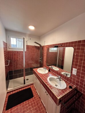 Bathroom - Vrbo Property (Laruns)