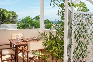 Outdoor dining - The Arbutus Tree, two-bedroom apartment 2 places with Sea View a stone's throw from the beach. (Santa Cesarea Terme)
