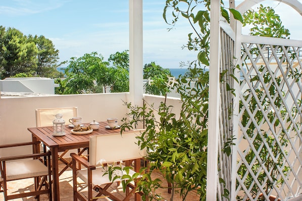 Outdoor dining - Vrbo Property (Santa Cesarea Terme)