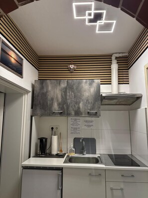 Kühlschrank, Mikrowelle, Herdplatte, Wasserkocher