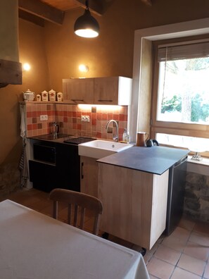 Fridge, microwave, stovetop, electric kettle - Small earthen house in the Gallo countryside (Gahard)