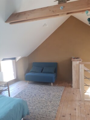 1 bedroom, free WiFi, bed sheets - Small earthen house in the Gallo countryside (Gahard)