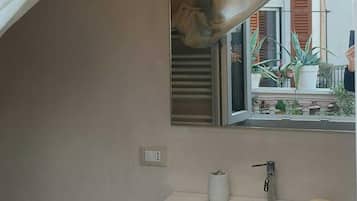 Doccia, bidet, asciugamani, sapone